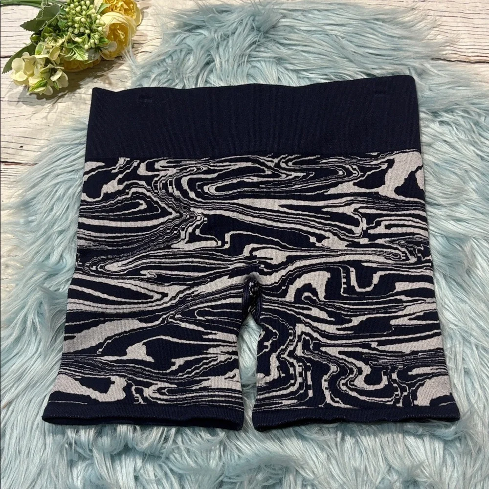 NWT Sweaty Betty Seamless Jacquard Marble Navy Blue Yoga Mid Rise Shorts